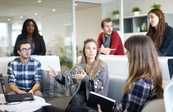 gruppo di giovani che dialogano