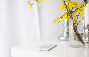 apple-flowers-iphone-desk